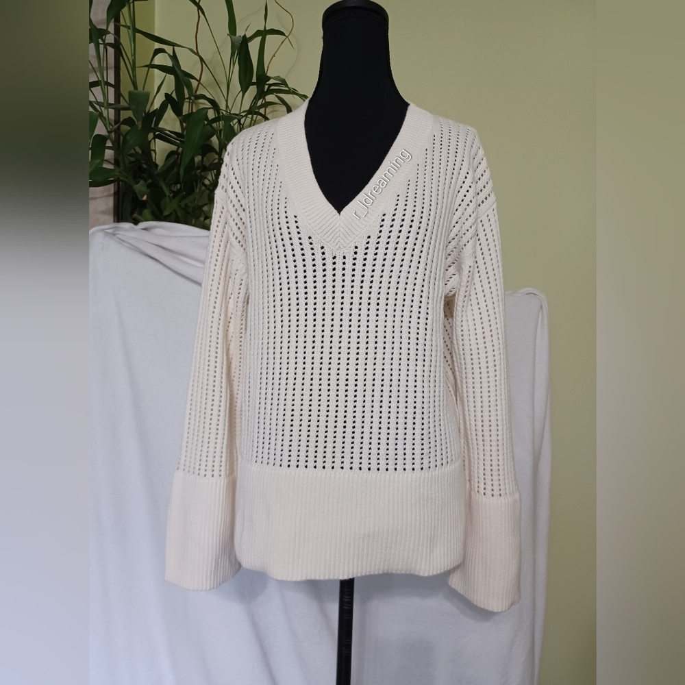 NWT Relaxed Crochet V-Neck Sweater Size Medium In Ivory Cream Frost